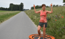 Trampolin Trainerin Sylvia Zukrigl trainieren im Freien auf ihrem Minitramolin von bellicon.